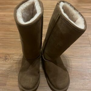 BearPaw women’s size 6 tall boots